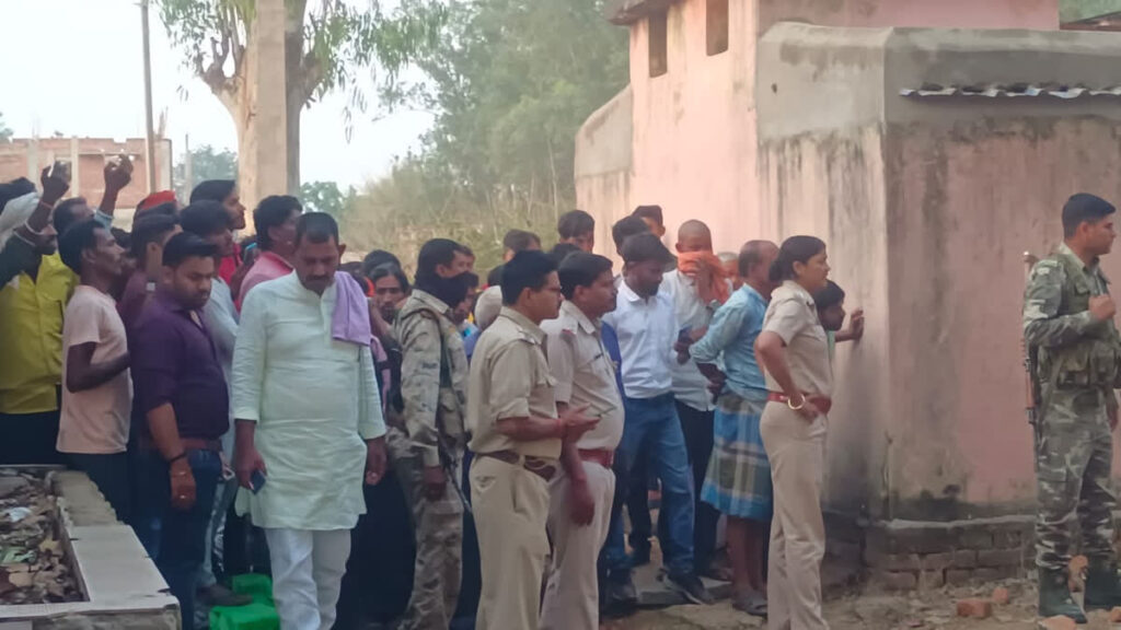 गिरिडीह में स्कूल भवन की छत गिरी, दो लोग दबे, जर्जर छत को तोड़ने के दौरान हुआ हादसा