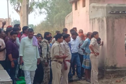 गिरिडीह में स्कूल भवन की छत गिरी, दो लोग दबे, जर्जर छत को तोड़ने के दौरान हुआ हादसा