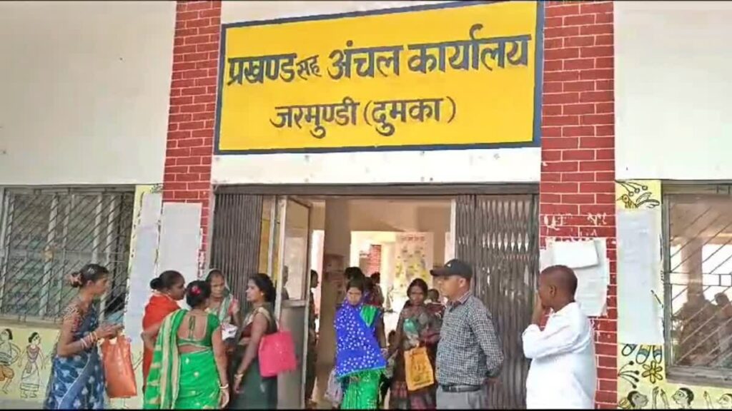 मंईयां सम्मान की लाभुक महिलाओं ने पैसा नहीं मिलने पर किया हंगामा, मौके पर बुलानी पड़ी पुलिस