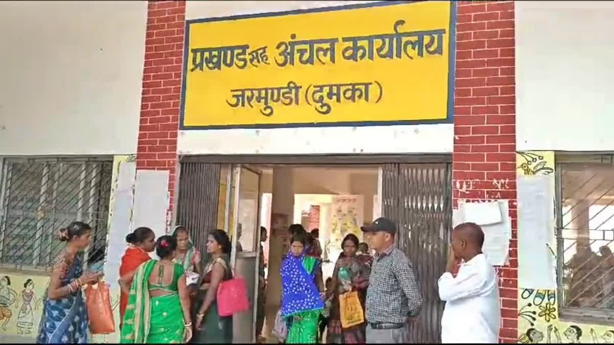 मंईयां सम्मान की लाभुक महिलाओं ने पैसा नहीं मिलने पर किया हंगामा, मौके पर बुलानी पड़ी पुलिस