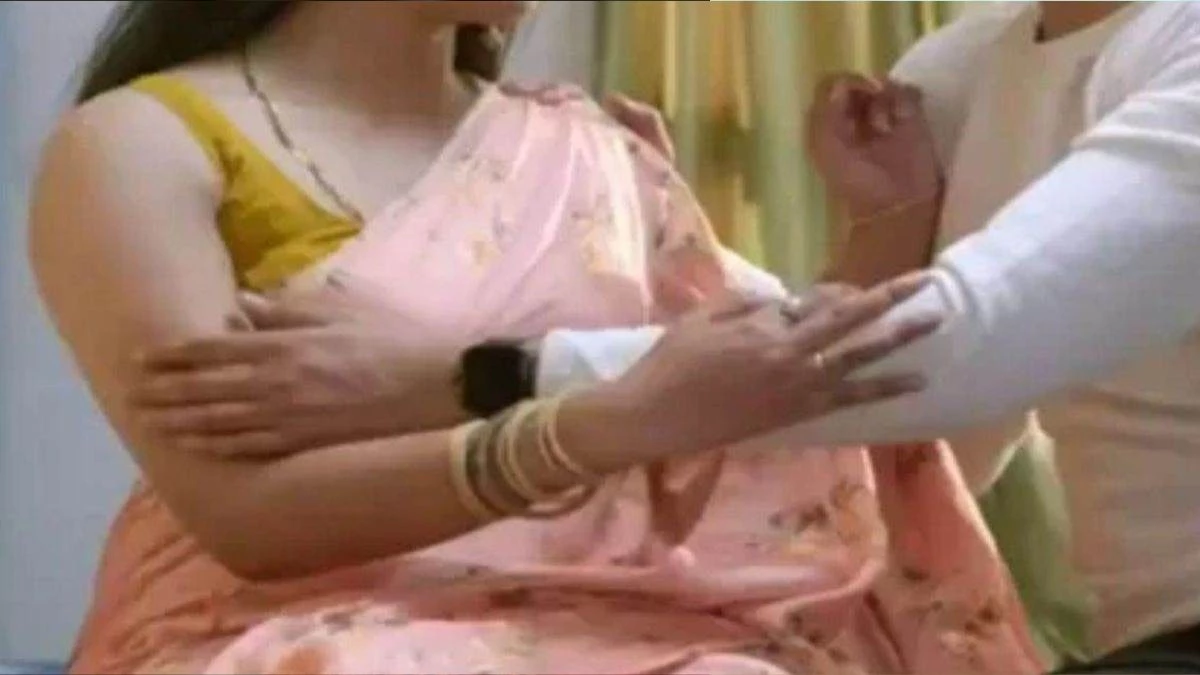 महिला के साथ आपत्तिजनक स्थिति में मिला स्कूल शिक्षक, ग्रामीणों ने बनाया बंधक, खूब हुआ हंगामा