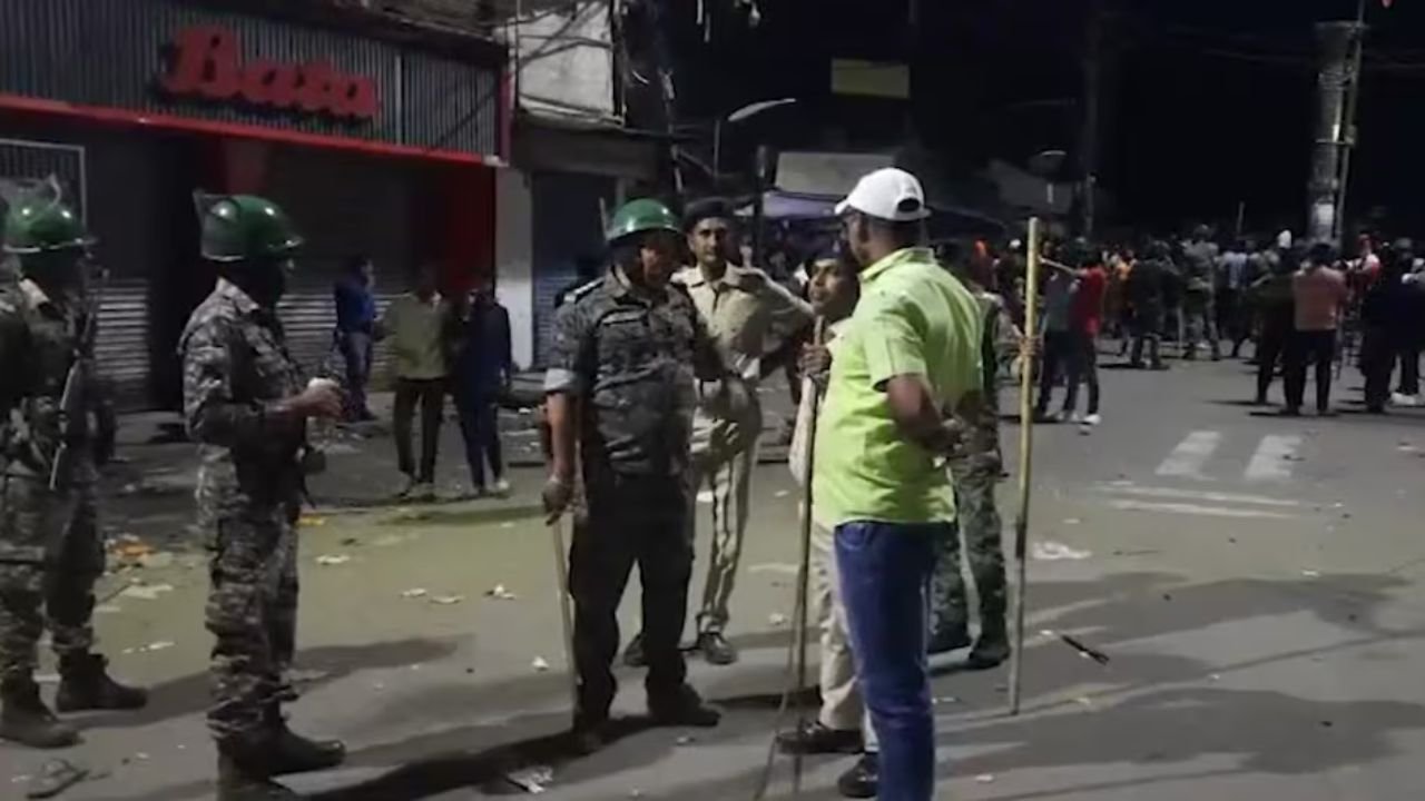 हजारीबाग में मंगला जुलूस पर पथराव, पुलिस ने किया लाठीचार्ज और फायरिंग