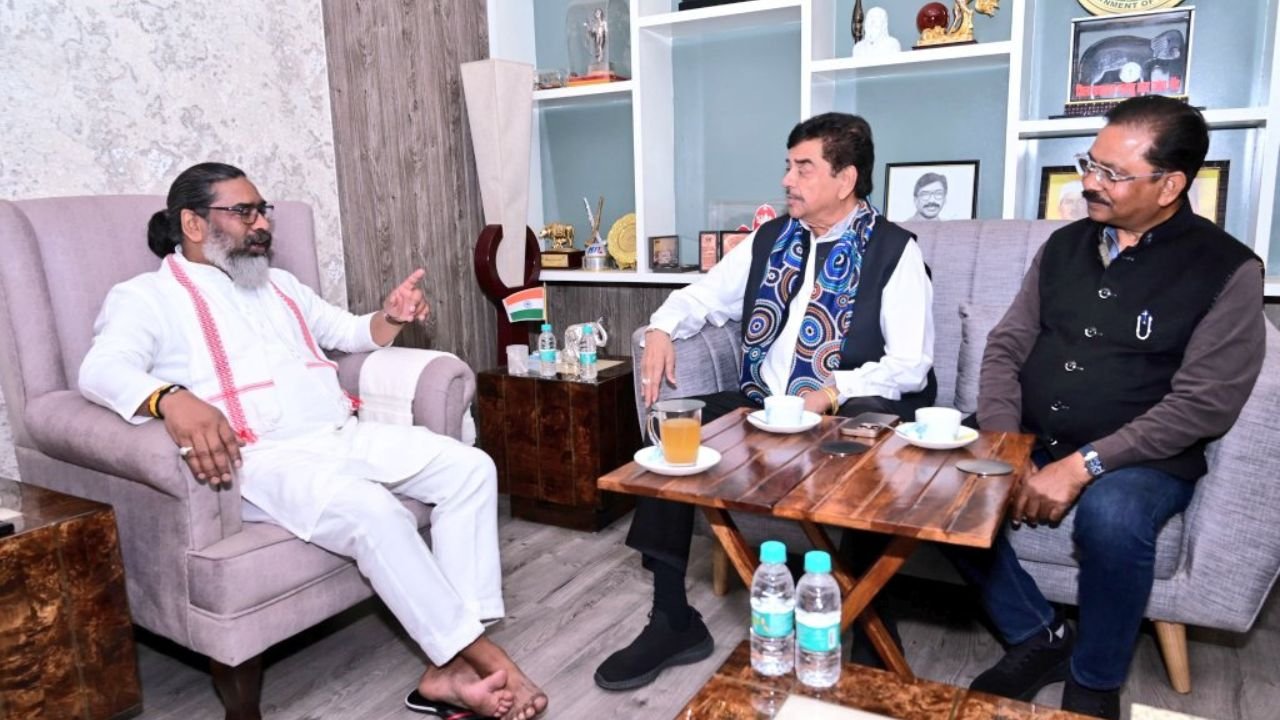 शत्रुध्न सिन्हा और धीरज साहू ने की मुख्यमंत्री हेमंत सोरेन से मुलाकात, झारखंड में फिल्म निर्माण और फिल्मों की शूटिंग को लेकर हुई चर्चा