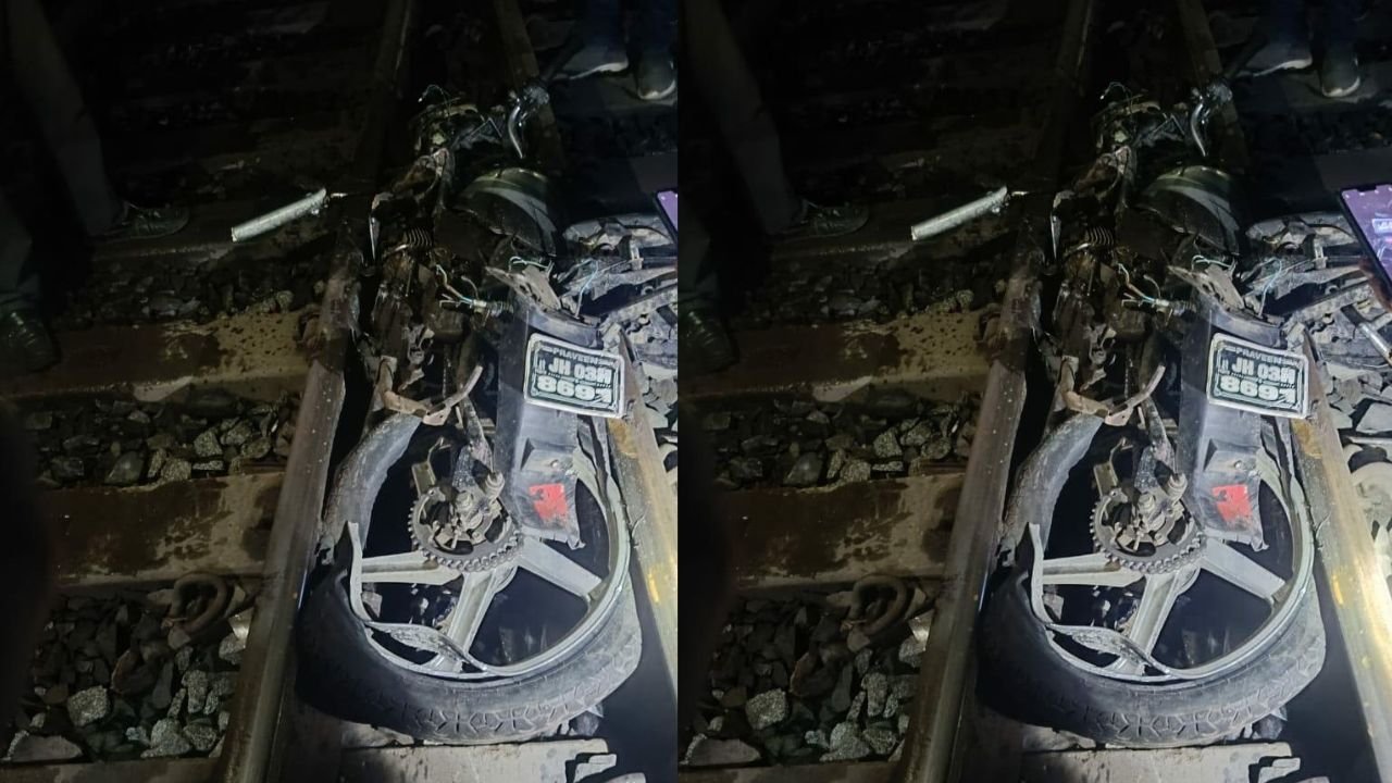 रेलवे ट्रैक पर फंसा मोटरसाइकिल, बाइक सवार की मौत, एक घंटे तक डालटनगंज डाउन लाइन रहा बाधित