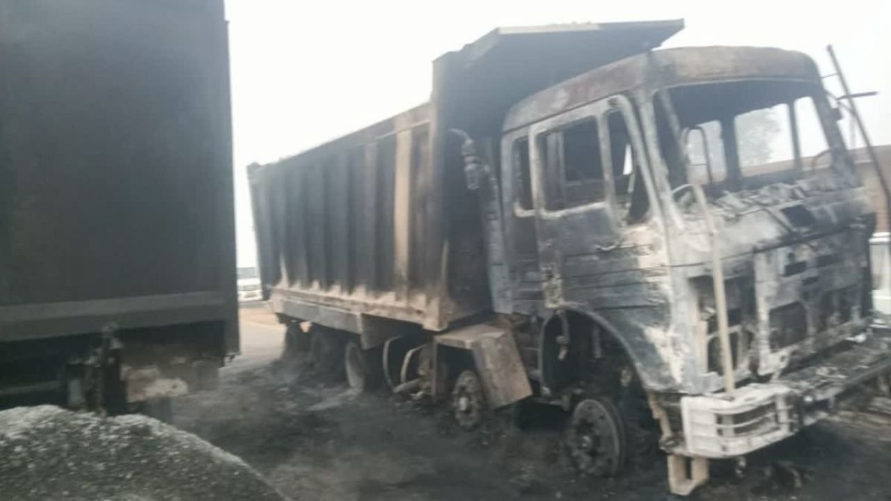 पलामू में अपराधियों ने दो हाईवा और एक पोकलेन को फूंका, पुलिस ने शुरू किया सर्च ऑपरेशन