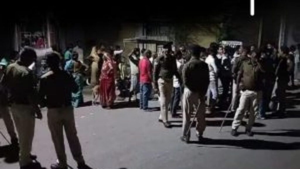 पटना में होलिका दहन की रात दो गुटों में झड़प के बाद फायरिंग, महिला को लगी गोली