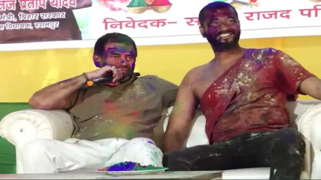 तेजप्रताप यादव ने पुलिसकर्मी से वर्दी में कराया डांस, कहा-ठुमका नहीं लगाओगे तो सस्पेंड कर दिये जाओगे