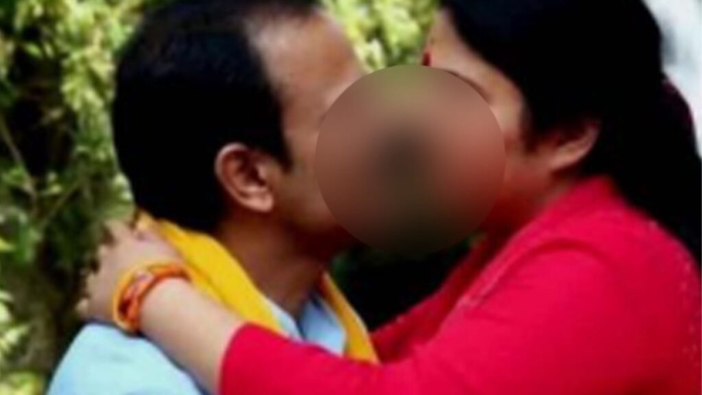 बिहार में सत्तारूढ़ दल के दो नेताओं की "वो" वाली तस्वीर हो गई वायरल, पदाधिकारी की आपत्तिजनक तस्वीर से पार्टी में खलबली