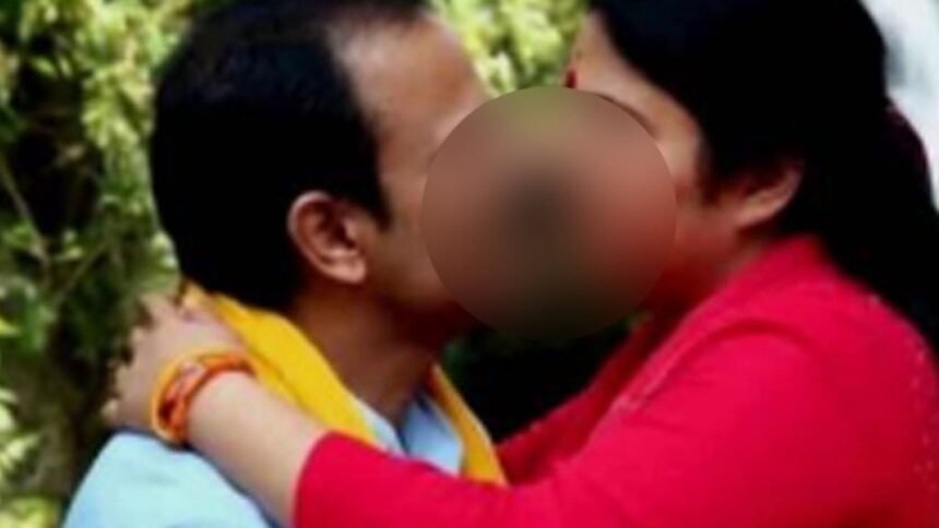 बिहार में सत्तारूढ़ दल के दो नेताओं की "वो" वाली तस्वीर हो गई वायरल, पदाधिकारी की आपत्तिजनक तस्वीर से पार्टी में खलबली