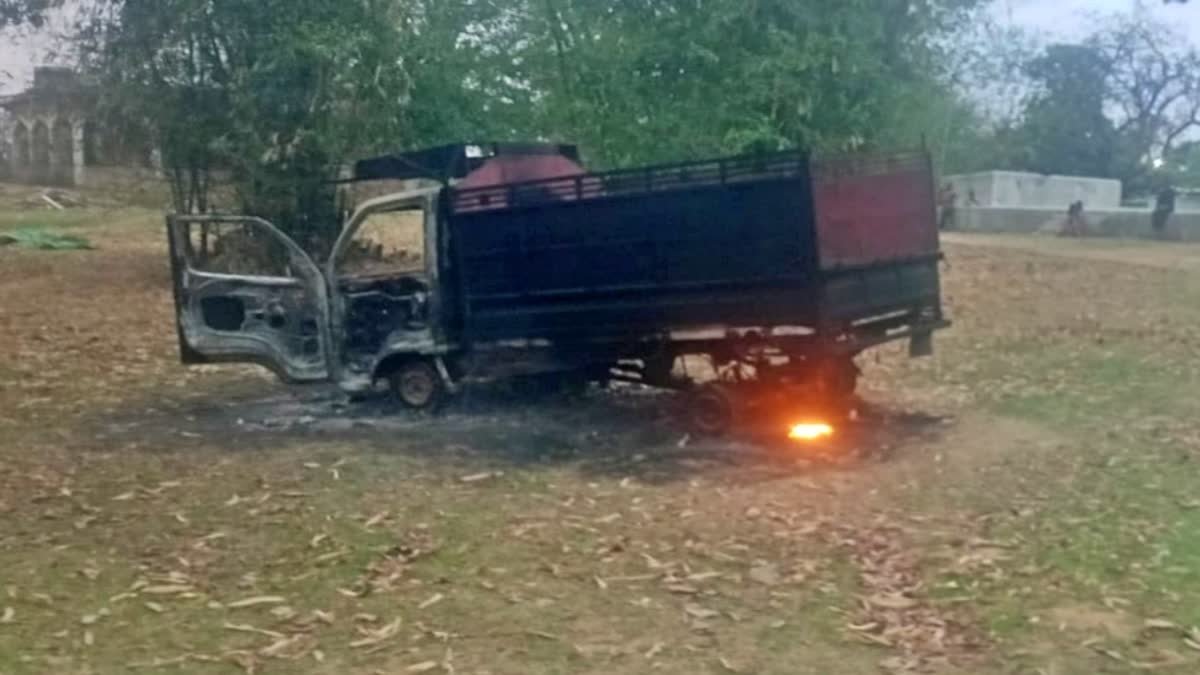 रांची में चोरी कर भाग रहे चोरों को लोगों ने खदेड़ा, तीन गाड़ियों में लगा दी आग