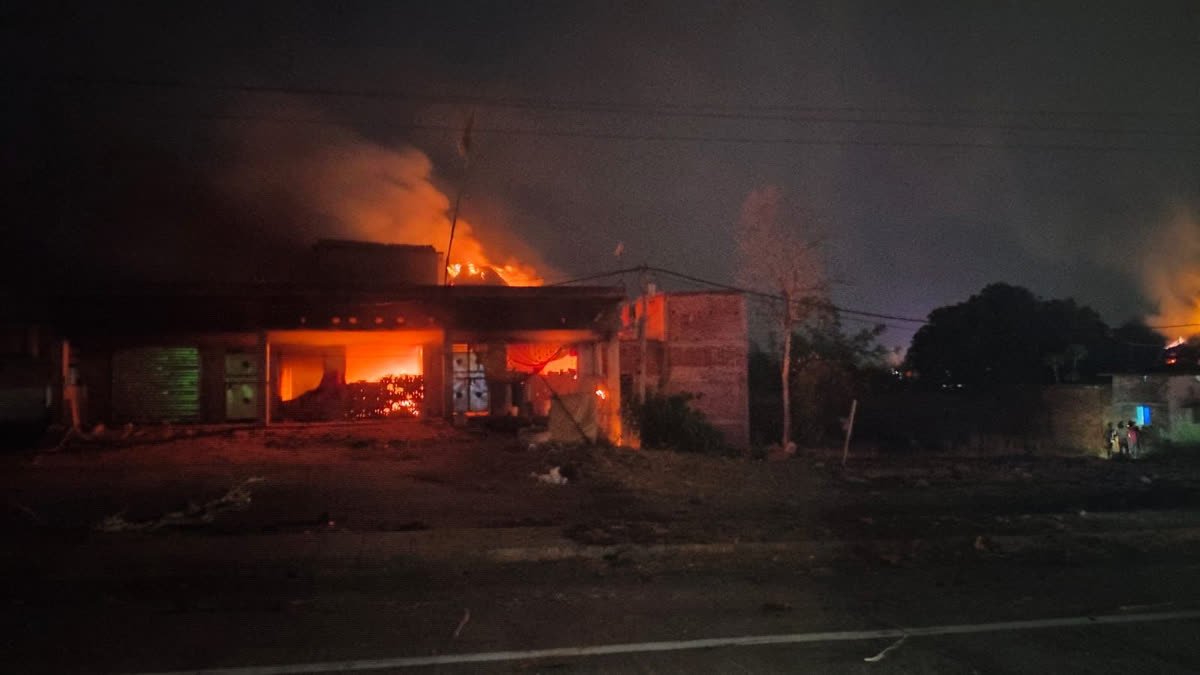 बरकट्ठा में दो गुटों में हिंसक झड़प, पथराव-आगजनी के बाद तनाव, जीटी रोड़ को किया जाम