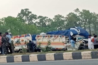 बंगाल से बिहार जा रही बस और पिकअप वैन में जोरदार टक्कर, वैन के उड़े परखच्चे, एक की मौत