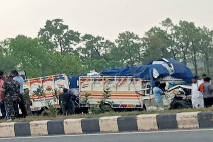 बंगाल से बिहार जा रही बस और पिकअप वैन में जोरदार टक्कर, वैन के उड़े परखच्चे, एक की मौत