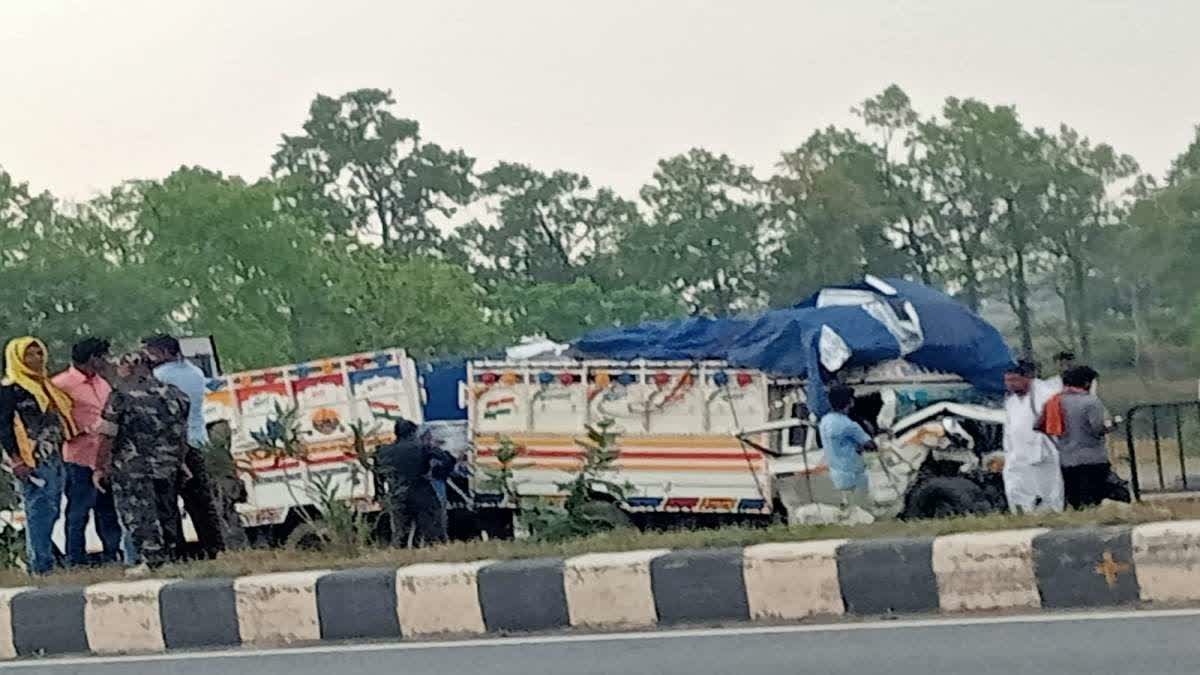 बंगाल से बिहार जा रही बस और पिकअप वैन में जोरदार टक्कर, वैन के उड़े परखच्चे, एक की मौत