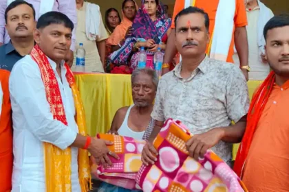 बिहार में पारा 40 डिग्री के पार, भीषण गर्मी में नीतीश सरकार में मंत्री बांट रहे है कंबल