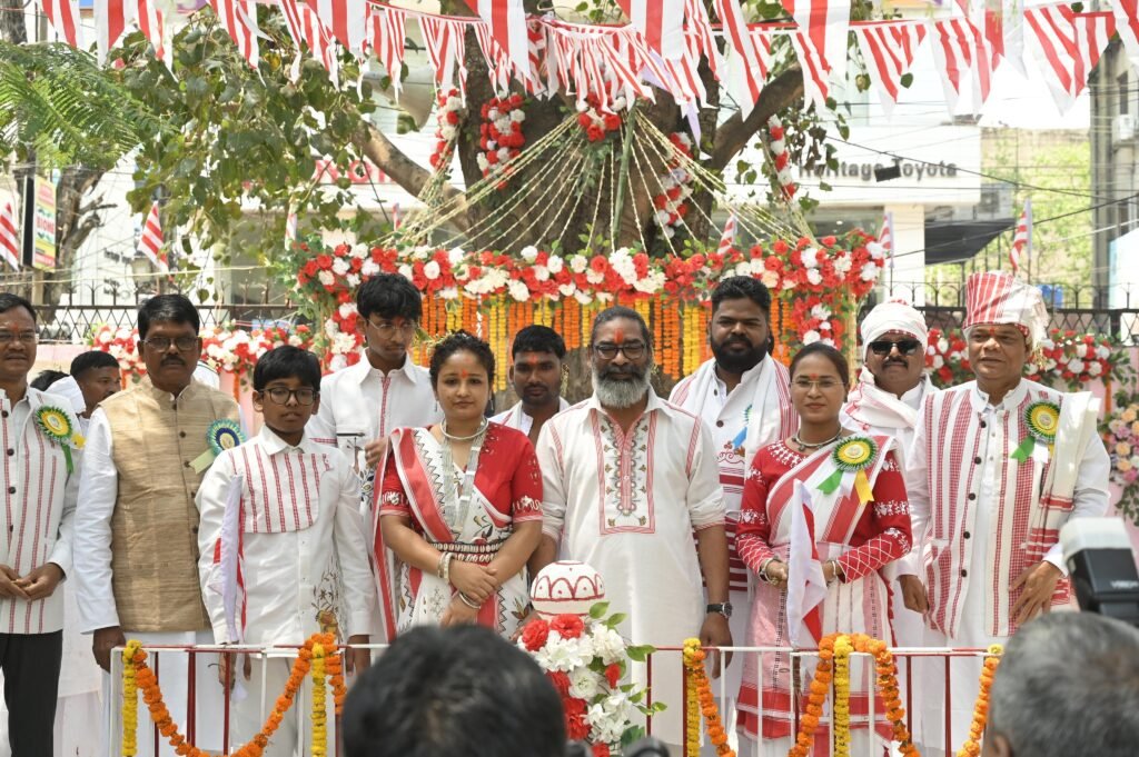 सरहूल पर हेमंत सोरेन और कल्पना सोरेन ने सरना स्थल पर की पूजा अर्चना, मुख्यमंत्री ने की दो दिनों के राजकीय अवकाश की घोषणा 3 Gnb1sYXaYAADXKI