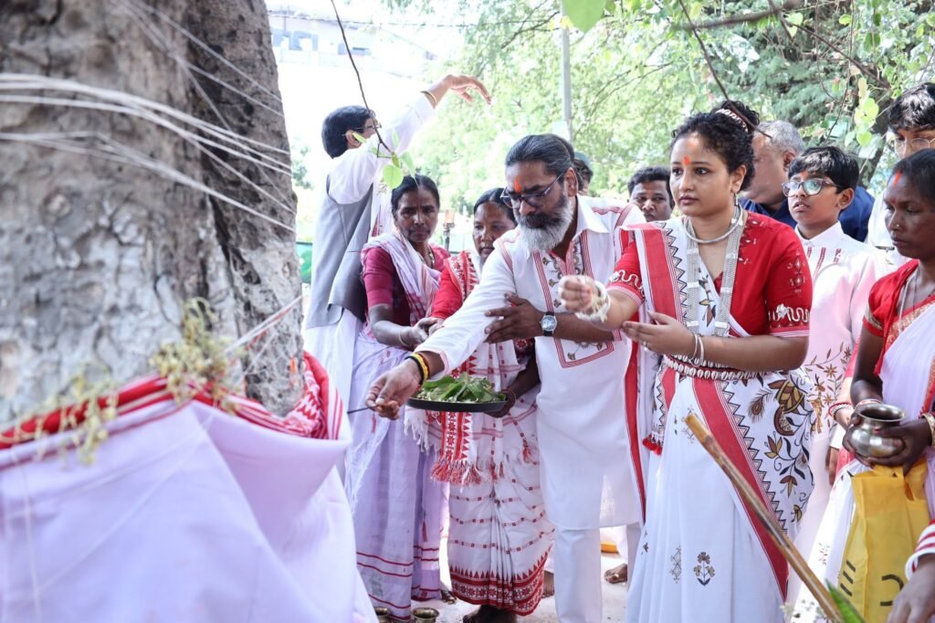 सरहूल पर हेमंत सोरेन और कल्पना सोरेन ने सरना स्थल पर की पूजा अर्चना, मुख्यमंत्री ने की दो दिनों के राजकीय अवकाश की घोषणा 2 Gnbx s2XsAEXGeI