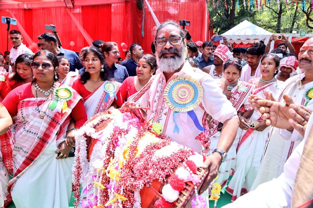 सरहूल पर हेमंत सोरेन और कल्पना सोरेन ने सरना स्थल पर की पूजा अर्चना, मुख्यमंत्री ने की दो दिनों के राजकीय अवकाश की घोषणा 4 GncOhoTbkAACIIk