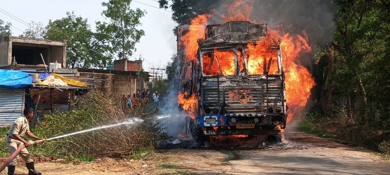 लोहरदगा में ट्रक में आग