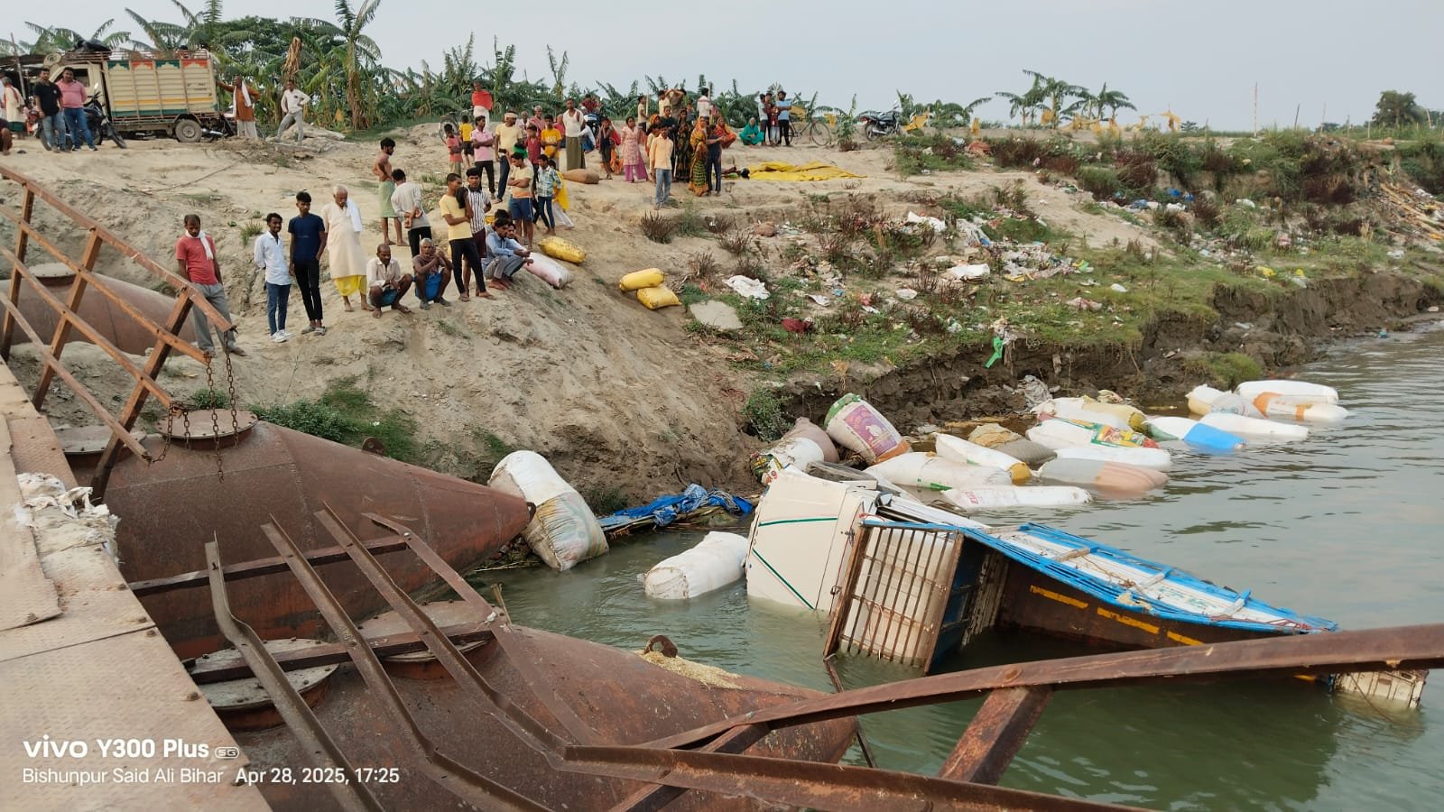 हाजीपुर के पीपापुल के रेलिंग को तोड़ते हुए गंगा नदी में गिरी पिकअप वैन, घंटो बाधित रहा यातायात