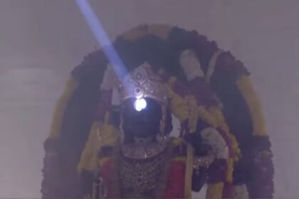 अयोध्या में भगवान राम का जन्मोत्सव, 4 मिनट तक हुआ सूर्यतिलक, Video में देखिये रामनवमी पर अलौकिक नजारा