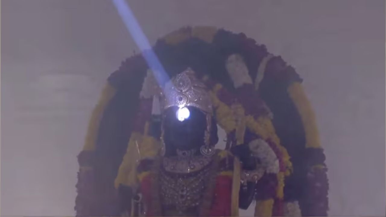 अयोध्या में भगवान राम का जन्मोत्सव, 4 मिनट तक हुआ सूर्यतिलक, Video में देखिये रामनवमी पर अलौकिक नजारा