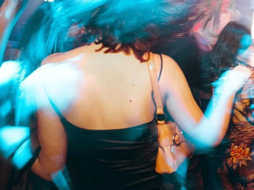 मॉल के डांस बार में लड़कियों के साथ शराब के नशे में छेड़खानी, विरोध करने वालों के साथ भी बदसलूकी