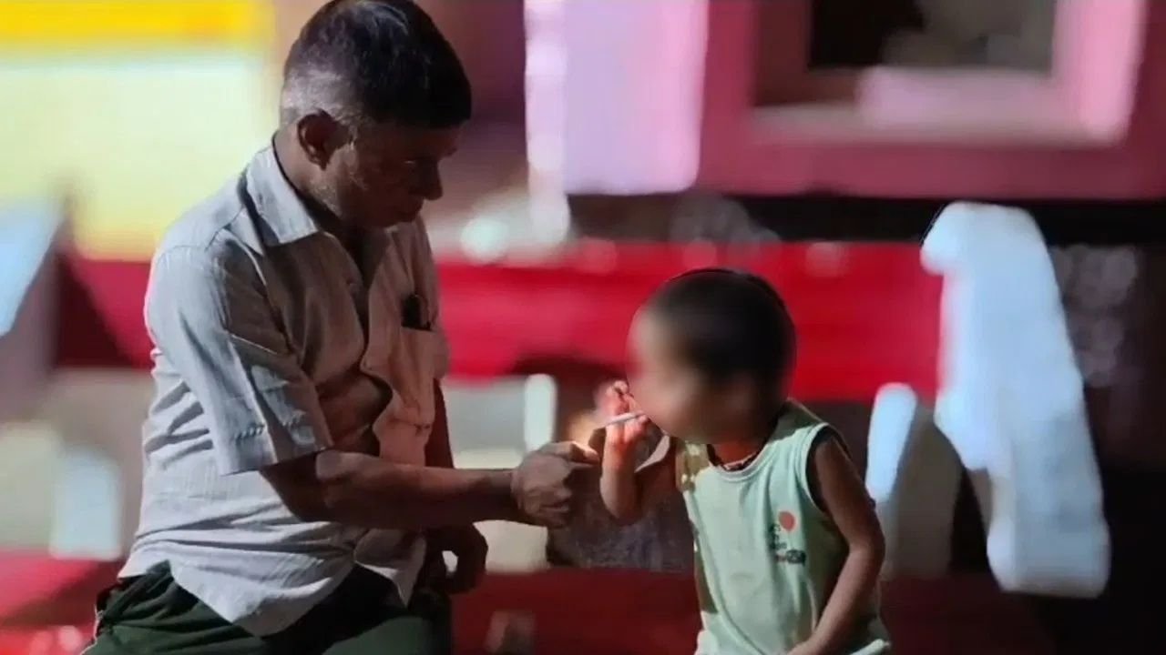 सरकारी डॉक्टर ने इलाज के लिए आये 5 साल के मासूम को पिलाई सिगरेट, वीडियो हुआ वायरल