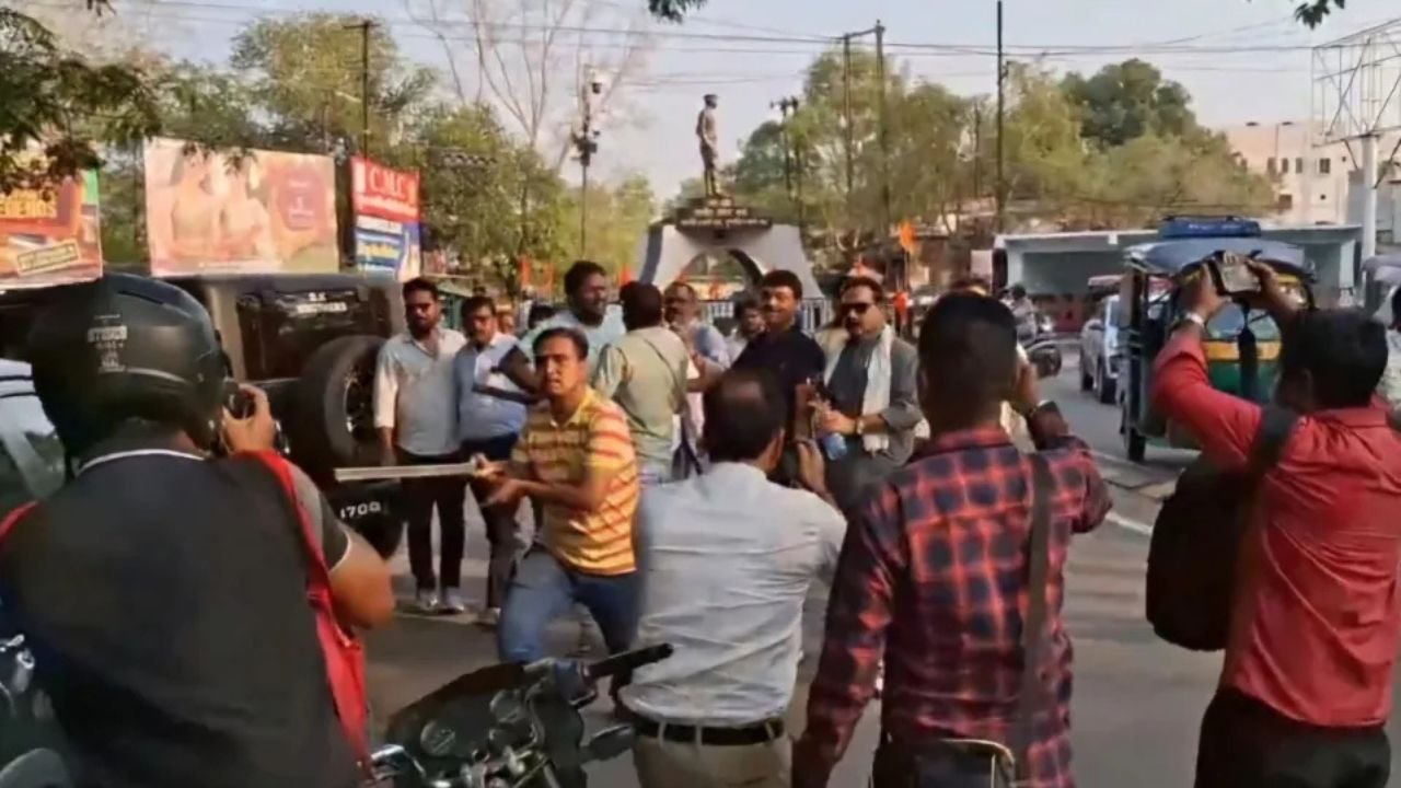 धनबाद में पत्रकार की पिटाई मामले में कांग्रेस के कार्यकारी जिलाध्यक्ष सहित कई पर केस, प्रभारी के राजू ने मांगी रिपोर्ट