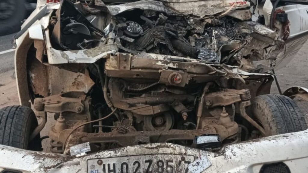 बाराती गाड़ी ने सड़क पर खड़ी ट्रक में मारी जोरदार टक्कर, 6 बच्चों समेत 2 लोग गंभीर रूप से घायल