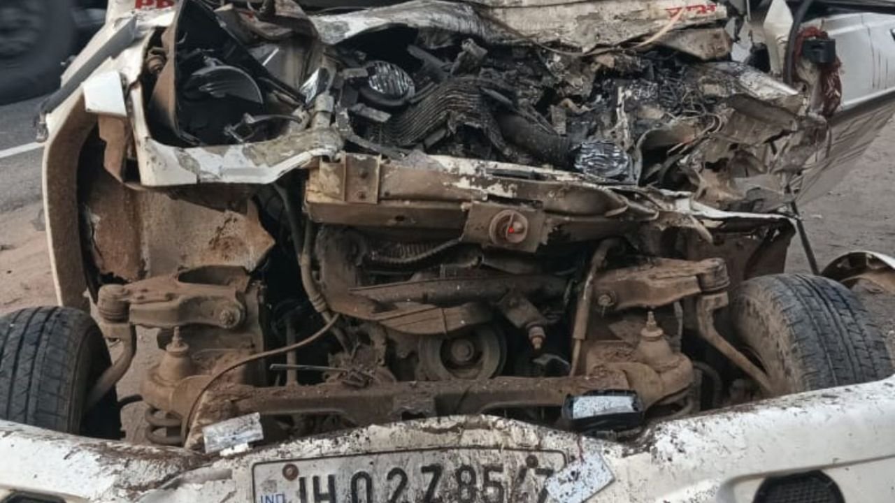 बाराती गाड़ी ने सड़क पर खड़ी ट्रक में मारी जोरदार टक्कर, 6 बच्चों समेत 2 लोग गंभीर रूप से घायल