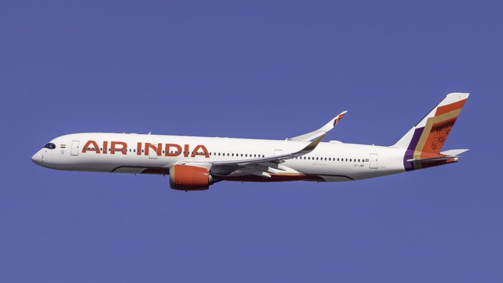 एयर इंडिया की फ्लाइट में शर्मनाक हरकत, एक यात्री ने दूसरे यात्री पर किया पेशाब