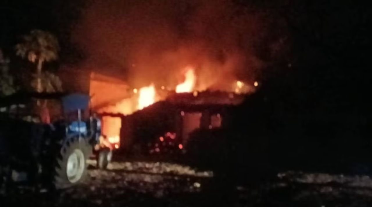 युवती के अगवा करने के विरोध में फूटा लोगों का गुस्सा, कई घरों में लगाई आग, पुलिस पर पथराव