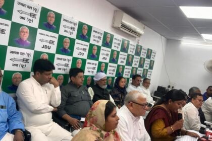 वक्फ बिल पर JDU का डैमेज कंट्रोल फेल! मुस्लिम नेताओं के प्रेस कांफ्रेंस में हुआ बवाल, पत्रकारों के सवाल सुनकर उठकर चले गये