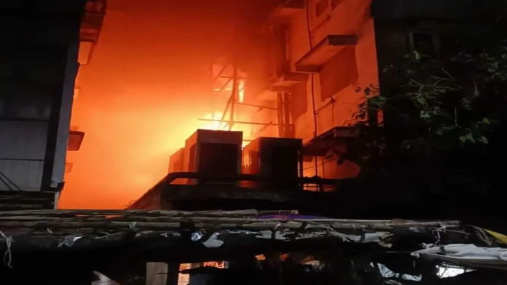 कोलकाता के होटल में लगी भीषण आग, 14 लोगों की अबतक हुई जलकर मौत, रेस्क्यू ऑपरेशन जारी