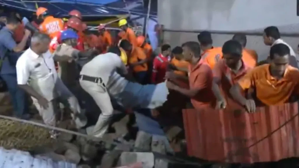 विशाखापत्तनम के श्री वराहालक्ष्मी नरसिम्हा स्वामी मंदिर में बड़ा हादसाः चंदनोत्सवम के दौरान दीवार का 20 फीट लंबा हिस्सा गिरा, सात लोगों की मौत