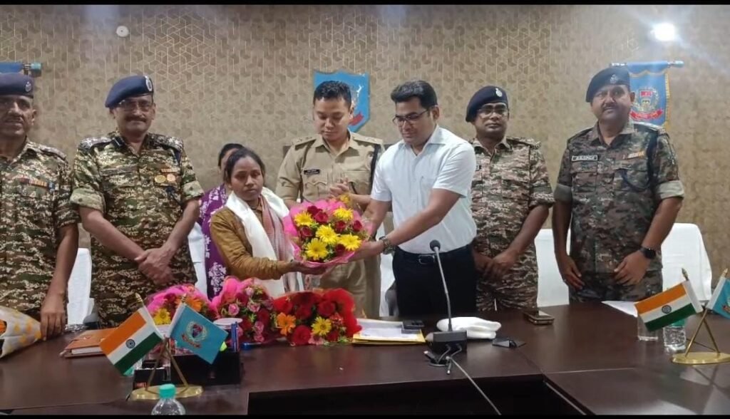 विवेक उर्फ प्रयाग मांझी के एनकाउंटर के बाद फरार हुई महिला नक्सली सुनीता मुर्मू ने किया सरेंडर, पिछले एक हफ्ते से जंगल में भटक रही थी