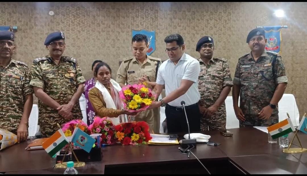 विवेक उर्फ प्रयाग मांझी के एनकाउंटर के बाद फरार हुई महिला नक्सली सुनीता मुर्मू ने किया सरेंडर, पिछले एक हफ्ते से जंगल में भटक रही थी