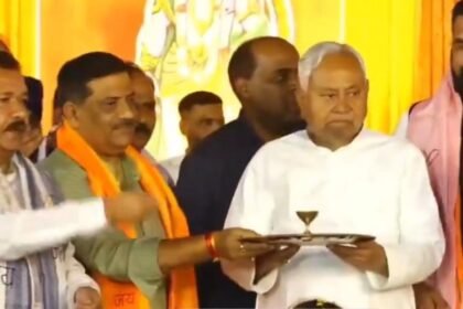 नीतीश कुमार का ये हाल! दिलीप जायसवाल और संजय झा के इशारे पर उठाते नजर आये आरती की थाली, ताजा वीडियो ने फिर उठाएं कई सवाल