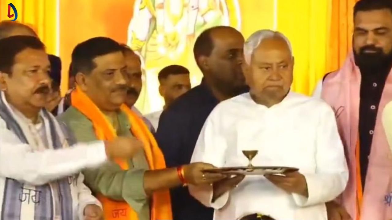 नीतीश कुमार का ये हाल! दिलीप जायसवाल और संजय झा के इशारे पर उठाते नजर आये आरती की थाली, ताजा वीडियो ने फिर उठाएं कई सवाल