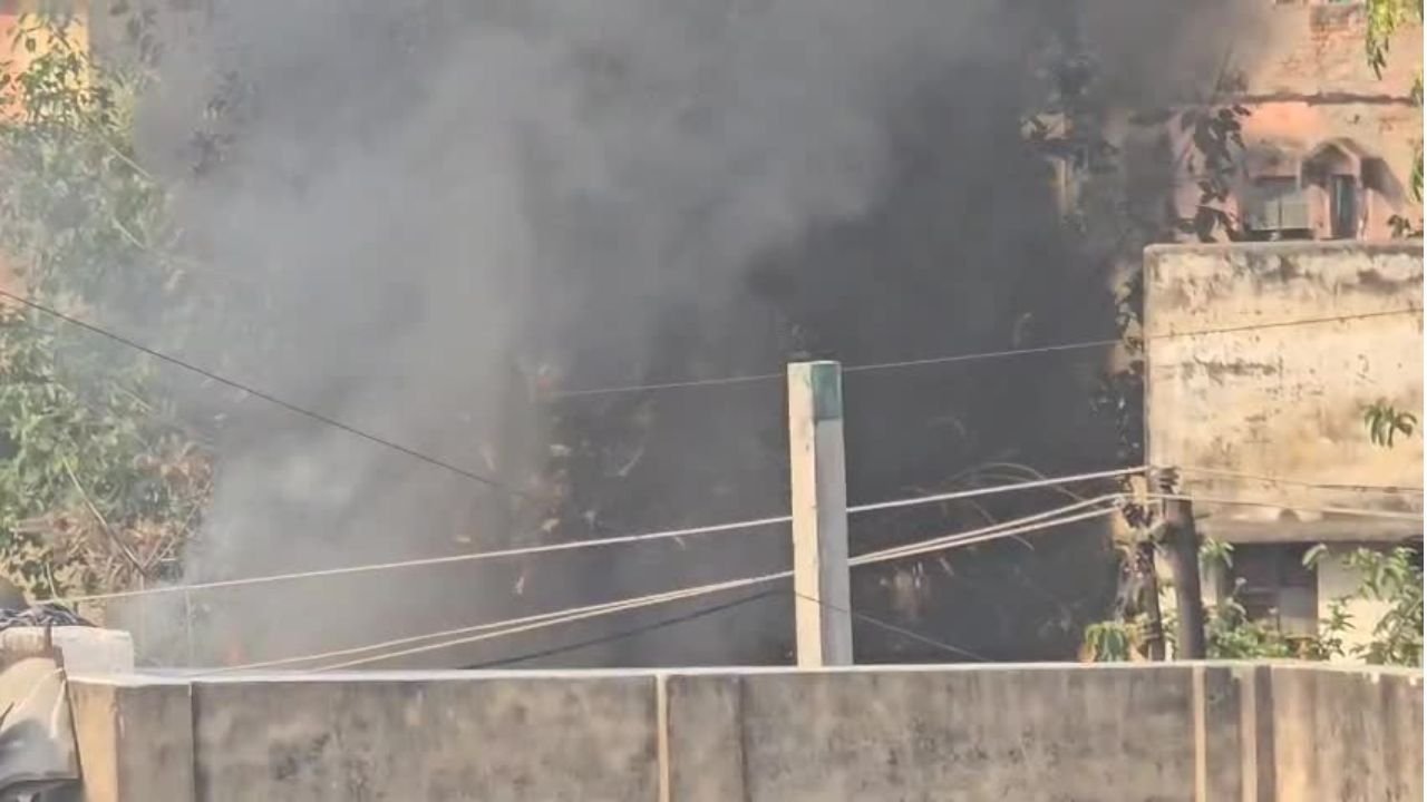 पलामू थाना परिसर के झाड़ियों में लगी आग, दमकल की गाड़ियां मौके पर पहुंची