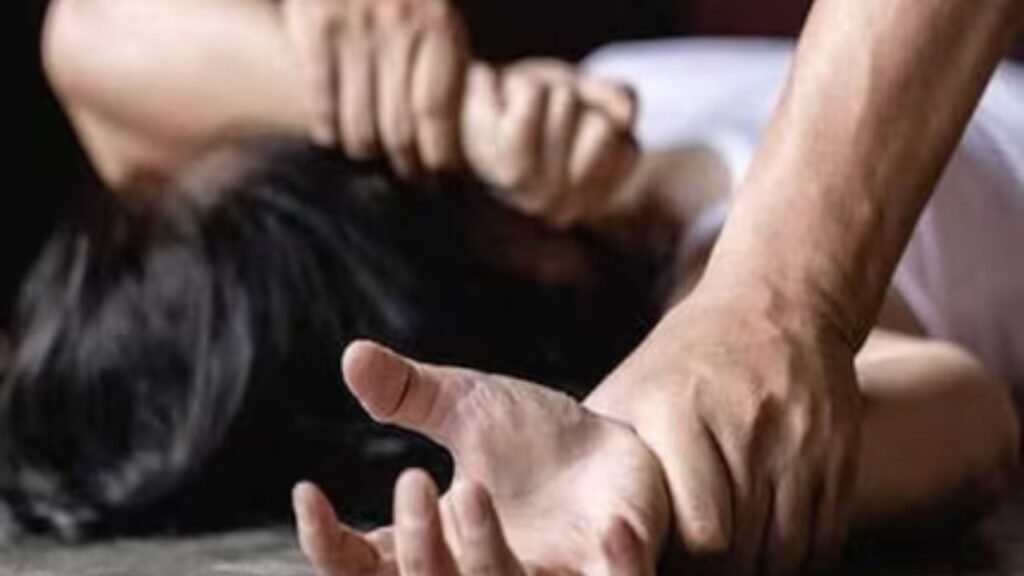 महिला बैंक कर्मी ने अधिकारी पर लगाया दुष्कर्म के प्रयास का आरोप, जबरन शराब पिलाने की भी कोशिश