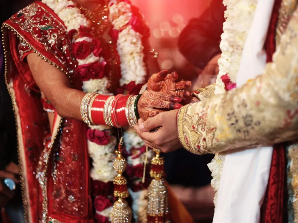 जयमाला के दौरान दूल्हा के जीजा लड़कियों पर करने लगे फॉग स्प्रे, रोकने पर दुल्हन के भाई को मारा थप्पड़, शादी समारोह के दौरान खूब हुआ ड्रामा