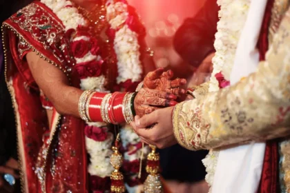 जयमाला के दौरान दूल्हा के जीजा लड़कियों पर करने लगे फॉग स्प्रे, रोकने पर दुल्हन के भाई को मारा थप्पड़, शादी समारोह के दौरान खूब हुआ ड्रामा