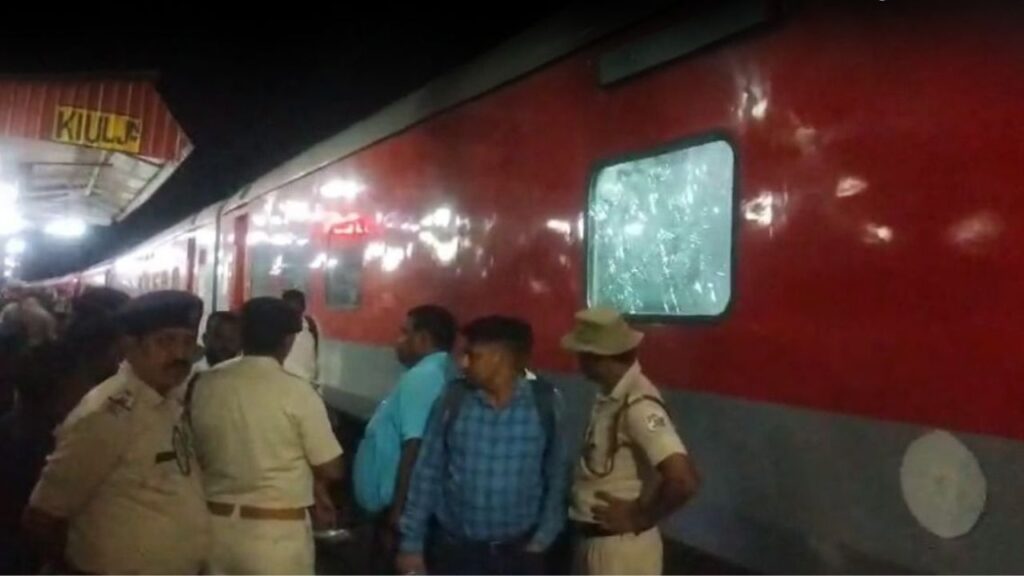 Bihar में आंधी-बारिश के बीच 5 घंटे तक रूकी रही ट्रेन, यात्रियों ने ट्रेन पर किया पथराव, जमकर काटा बवाल