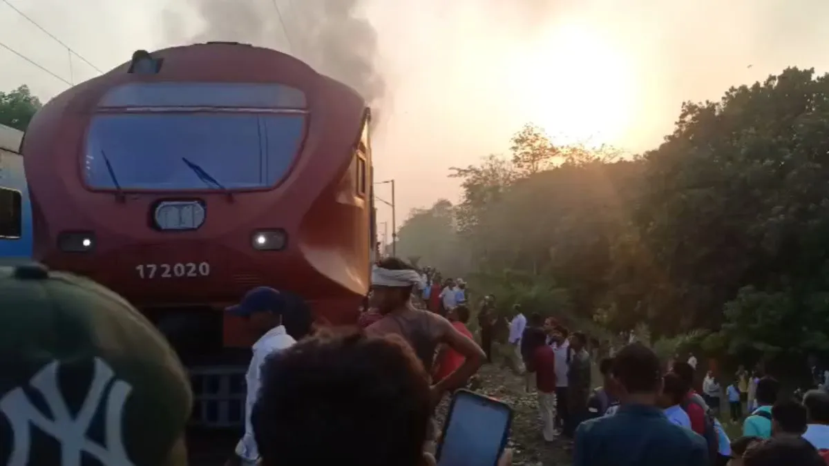 बेगूसराय में चलती ट्रेन में लगी आग, कूदकर यात्रियों ने बचाई जान, मची अफरातफरी
