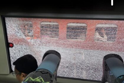 पटना से न्यू जलपाईगुड़ी जा रही वंदे भारत ट्रेन पर पत्थरबाजी, कटिहार-बरौनी रेल खंड पर बनाया निशाना