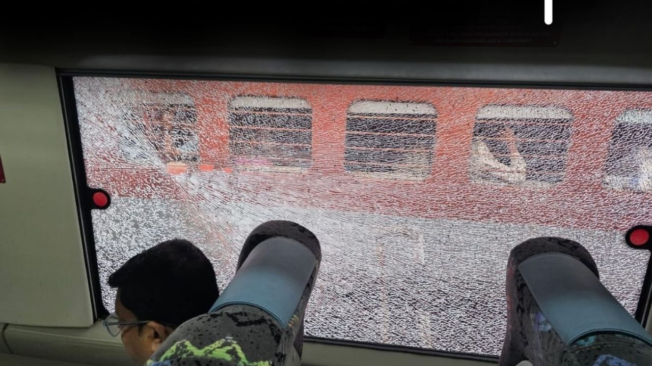 पटना से न्यू जलपाईगुड़ी जा रही वंदे भारत ट्रेन पर पत्थरबाजी, कटिहार-बरौनी रेल खंड पर बनाया निशाना