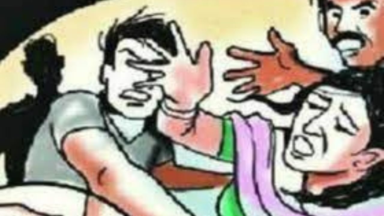 डायन के आरोप में महिला से मारपीट, कपड़े फाड़कर गांव में घुमाया