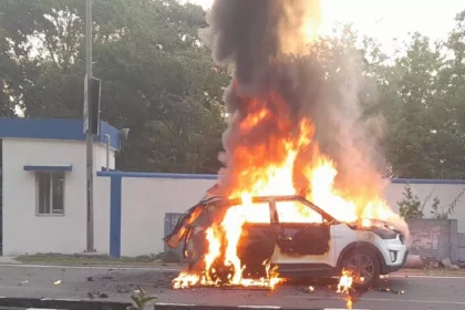 जमशेदपुर में दिल दहलाने वाली घटना, चलती कार में आग लगने से युवक जिंदा जला, लोग बनाते रहे वीडियो